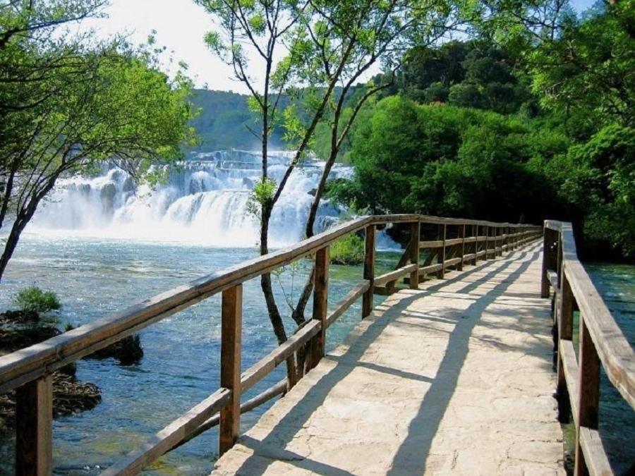 Bedroom For 1, In 100 Y Old Dalmatian House, Under Mountain, 14 Km To Np Krka, 35 Mins Drive To Beach Razvode Extérieur photo